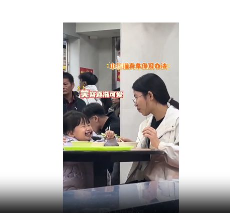 娃吃芝麻糊长出一脸“胡子”秒变 “小张飞”PG电子麻将胡了2模拟器哈哈！太逗啦！萌(图2)
