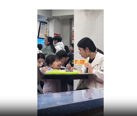 娃吃芝麻糊长出一脸“胡子”秒变 “小张飞”PG电子麻将胡了2模拟器哈哈！太逗啦！萌(图3)